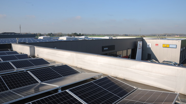 Für neue Dachanlagen gibt es jetzt mehr Vergütung, wenn der Strom komplett eingespeist wird. - © IBC Solar
