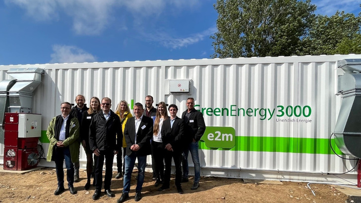 Die Projektparter haben das hybride System in Großschirma in Betrieb genommen.