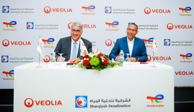 Vincent Stoquart von Total Energies (lins) und ein Vertreter von Veolia in Oman unterzeichnen die Vereinbarung zum Bau der 17-Megawatt-Solaranlage.