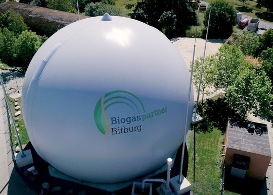 Gasspeicher auf dem Bitburger Flughafen. Das hier gesammelte Biogas wird später aufbereitet und dann ins Erdgasnetz eingespeist. 
