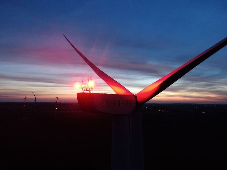 Bedarfsgerechte Nachtkennzeichnung ist eines der wichtigen Themen auf der Wind Energy Hamburg im September.  - © ENERTRAG
