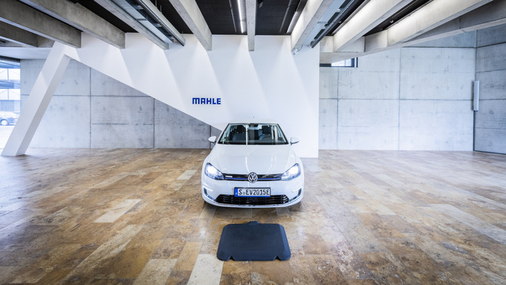 Das induktive Laden funktioniert über ein System, das in den Boden des Parkplatzes eingelassen ist. - © Kai R Joachim/Mahle
