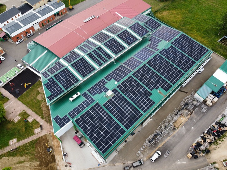 Das spanische Unternehmen Ezequiel hat acht Piko CI in Reihe geschaltet, um die gewonnene Energie der 613 kW starken Solarpanels in für den Betrieb nutzbare Energie umzuwandeln.  - © KOSTAL
