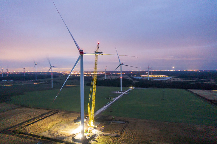 Eine von drei Nordex-Anlagen vom Typ  N149 wird im Windpark bei Großbeeren von den Berliner Stadtwerken errichtet.  - © Silke Reents
