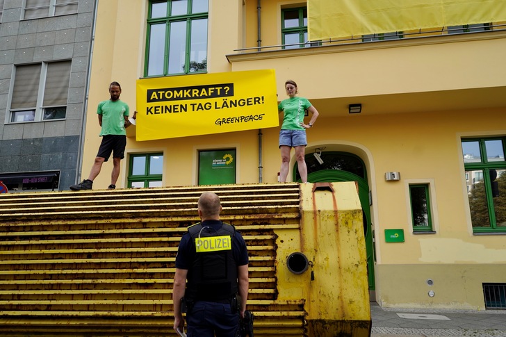 Greenpeace-Aktivisten haben einen vier Tonnen schweren Nachbau eines Atommüllbehälters vor der Parteizentrale der Grünen in Berlin abgestellt. Sie verlangen von der Regierungspartei, am Abschaltdatum 31. Dezember 2022 für AKW festzuhalten. und jeglichen "Streckbetrieb" zu versagen.