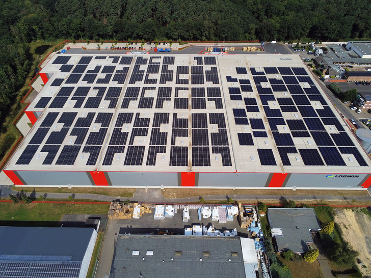 Eine 1,7 MW starke Photovoltaik-Anlage einer großen Logistikhalle in nordrheinwestfälischen Kerpen. - © WI Energy
