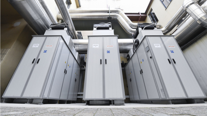 Die Batterien sind nur ein Teil des Hybridspeichers der Stadtwerke Bielefeld. Das gesamte System liefert jetzt mehr Regelleistung.