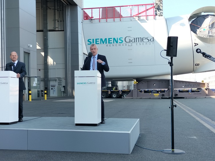 Bundeskanzler Olaf Scholz (links) und Siemens-Gamesa-CEO Jochen Eickholt in Cuxhaven