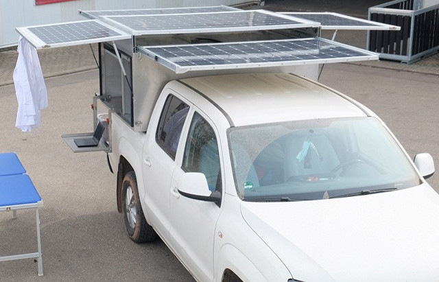 In einer Kabine auf dem Pickup ist alles Notwendige untergebracht. Die Solarmdodule übernehmen die Stromversorgung.
