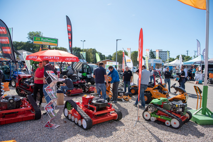 Das Gelände der Demonstrations-Messe umfasst neben der modernen Messeinfrastruktur ein großzügiges Freigelände, das mit Geräteträgern und Anbaugeräten aller Art und Größe aufwartet. 