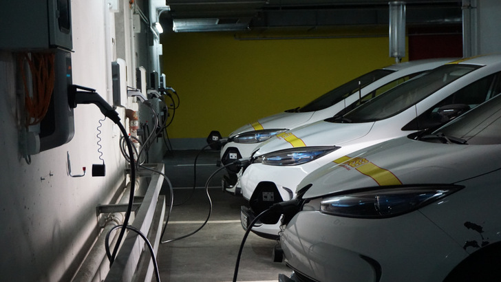 So lange die Elektroautos an der Ladesäule stehen und nicht gebraucht werden, können sie ihre Speicher für Netzdienstleistungen und am Strommarkt zur Verfügung stellen.