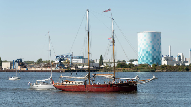 55 Meter hoch ist der Wärmespeicher der Stadtwerke Rostock und fasst so viel Energie, um alle Fernwärmekunden ein Wochenende lang zu versorgen. - © Margit Wild/Stadtwerke Rostock
