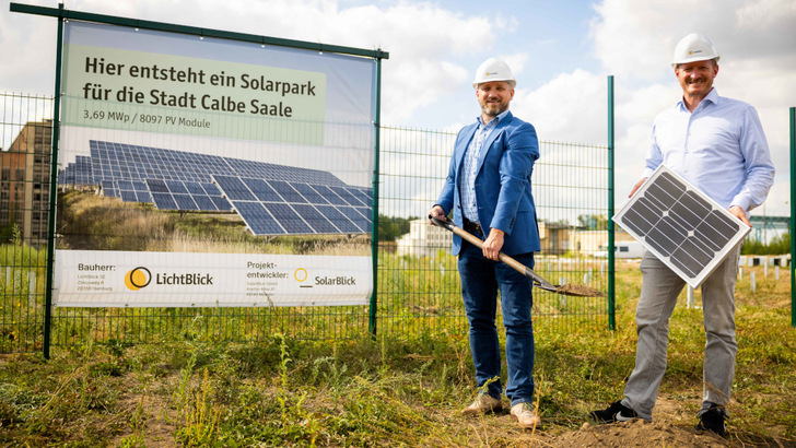 Vor wenigen Tagen haben Sven Hause, Bürgermeister von Calbe, und Enno Wolf, COO von Lichtblick, den Bau des neuen Solarparks gestartet. - © Gero Breloer/LichtBlick SE
