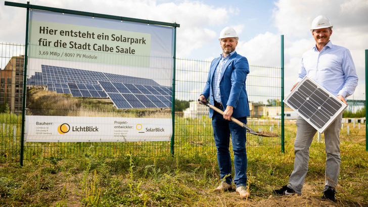 Vor wenigen Tagen haben Sven Hause, Bürgermeister von Calbe, und Enno Wolf, COO von Lichtblick, den Bau des neuen Solarparks gestartet.