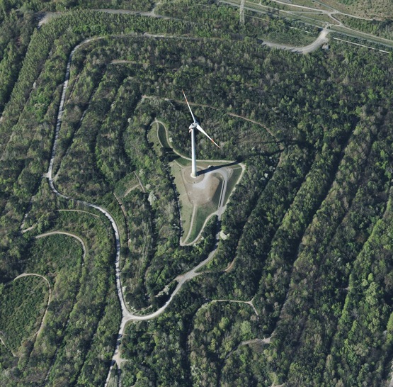 Windenergieanlage auf der Halde Hoppenbruch im Ruhrgebiet.
