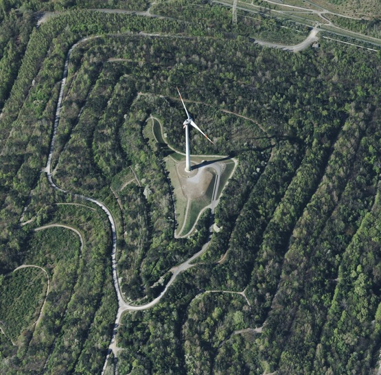 Windenergieanlage auf der Halde Hoppenbruch im Ruhrgebiet. - © RVR
