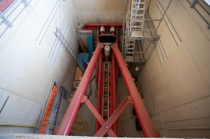 Auf der Baustelle: die Tragkonstruktion der Wellenmaschine und deren Antrieb, der für die dynamischen Vorwärts- und Rückwärtsbewegungen für die Wellenerzeugung sorgt. 