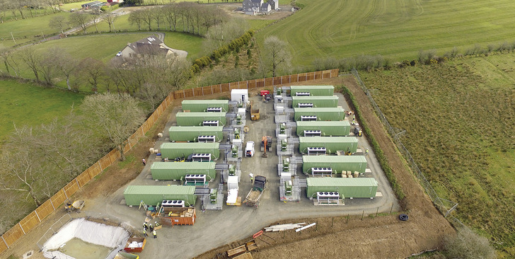 Abo Wind verantwortet den im nordirischen Kells gelegenen Batteriespeicher mit einer Leistung von 50 Megawatt über die gesamte Projektentwicklung als Generalunternehmer. - © Foto: ABO Wind

