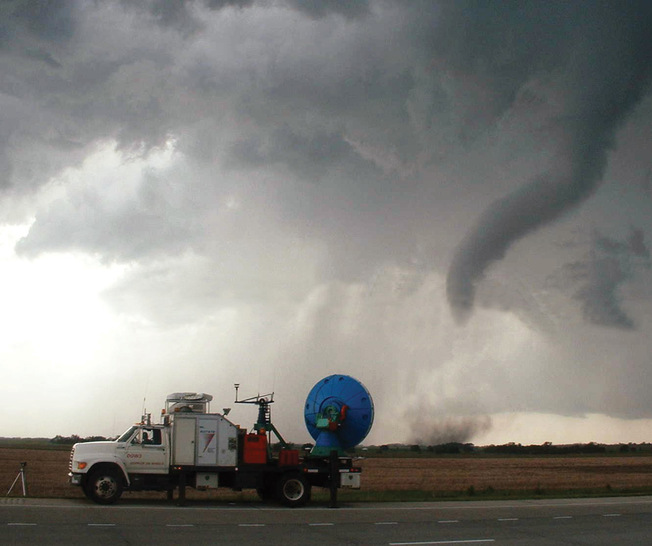 Dopplerradar auf Rädern zur Tornadobeobachtung in den USA: Solche Doppler on Wheels (DOW) sollen in Windparks ein räumliches zeitgleiches Bild unterschiedlichster Windbewegungen abliefern. - © Foto: NOAA, U.S. Department of Commerce.
