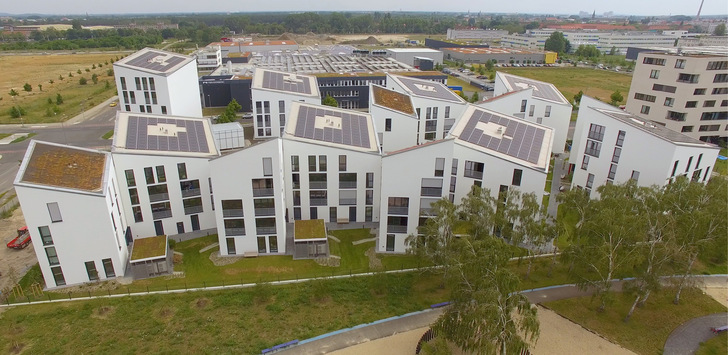 Solaranlagen gehören im Neubau inzwischen zum Standard, wie hier im neuen Smart City Quartier Future Living in Berlin. Um den Strom vor Ort zu nutzen, haben sich Mieterstromkonzepte etabliert. - © Foto: Panasonic Europe
