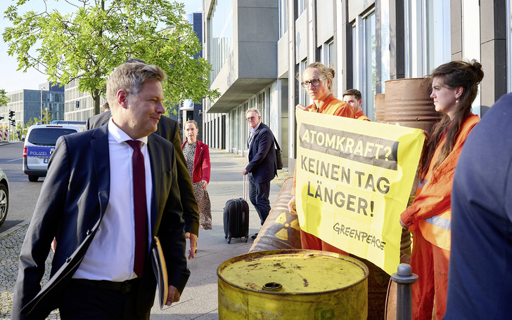 Greenpeace-Demo passt Minister Robert Habeck ab, der zur Bekanntgabe der Atomkraftreserve eilt. - © Foto: Mike Schmidt / Greenpeace
