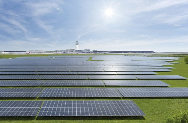 Der riesige Solarpark des Flughafens in Wien ist ein zentrales Element auf dem Weg zum klimaneutralen Betrieb. - © Foto: Flughafen Wien AG
