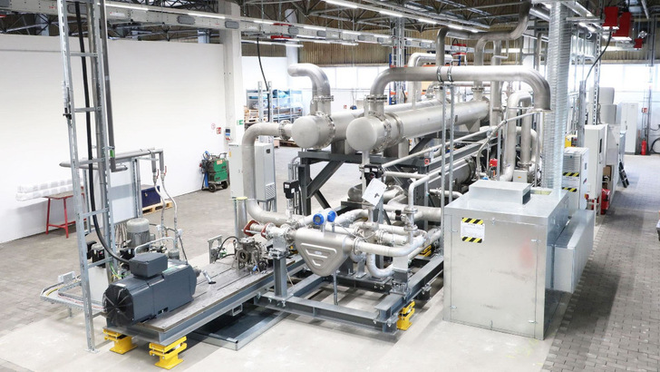 Mit dieser Wärmepumpenanlage erreichen die Entwickler des DLR schon Temperaturen von etwa 300 Grad Celsius. Mit Argon als Arbeitsmedium sind sogar über 400 Grad Celsius drin. - © DLR
