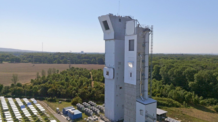 Der Multifunktionsturm des DLR in Jülich wird von vielen Heliostaten angestrahlt. Dadurch liefert er jede Menge Wärme zur Produktion von Synthesegas. - © DLR
