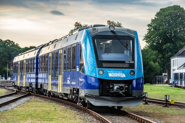 Auf der Strecke zwischen Cuxhaven, Bremerhaven, Bremervörde und Buxtehude werden 14 wasserstoff-betriebene Alstom-Regionalzüge eingesetzt, - © evb
