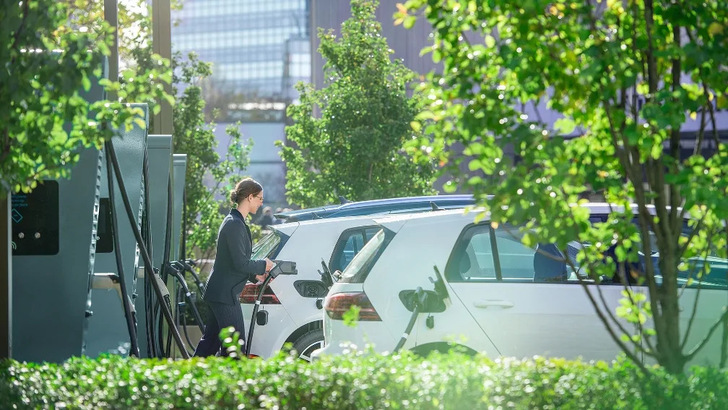 Der Ausbau der Ladeinfrastruktur muss schneller gehen. Die Solarenergie kann dabei als Markttreiber helfen.