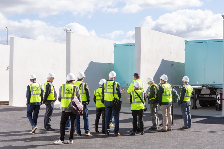Besichtigung der Tube Trailer genannten LKW bei Lhyfe zum Transport des Wasserstoffs zu Kunden wie zum Beispiel Tankstellen