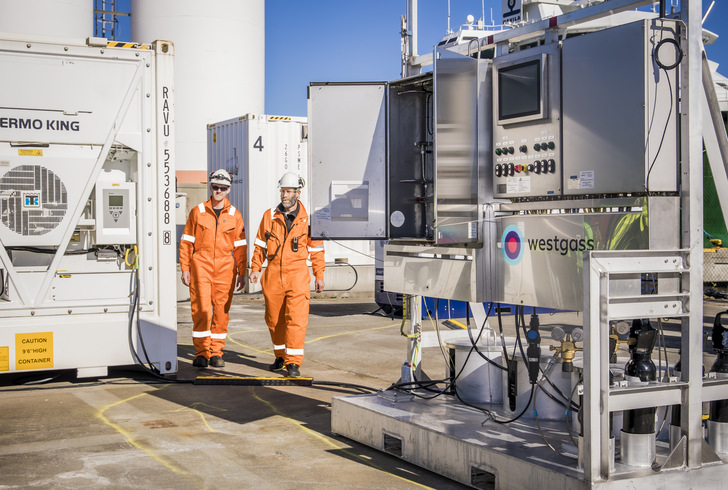 Der Anschluss an die Landstromversorgung beim Anlegen in der Werft ist eine bevorzugte Lösung zur Verringerung der Emissionen.