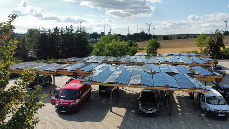 41 der Stellplätze des Atrium Hotels in Sachsen-Anhalt wurden mit Solaranlagen überdacht. Der Strom fließt entweder in Elektroautos oder in den Hotelbetrieb. - © Sopago
