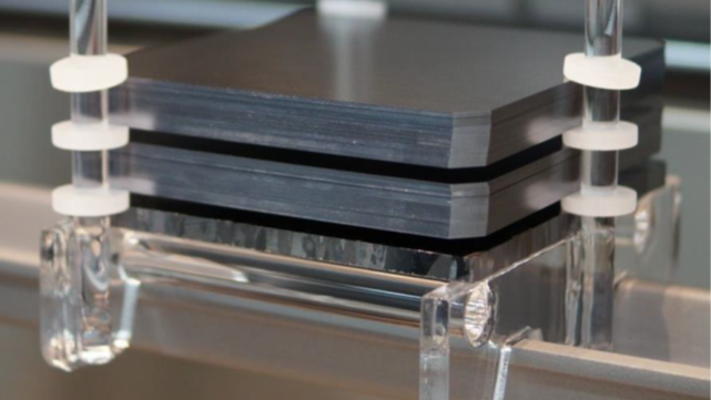 In einigen Prozessschritten werden die Wafer jetzt in Stacks übereinandergestapelt, statt sie einzeln nebeneinander aufzustellen.