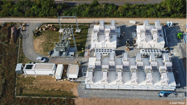 Der Wartburgspeicher kann 67 Megwattstunden Strom zwischenlagern. Die Batterien sind in Gebäuden untergebracht, die Leistungselektronik steht auf dem Dach.