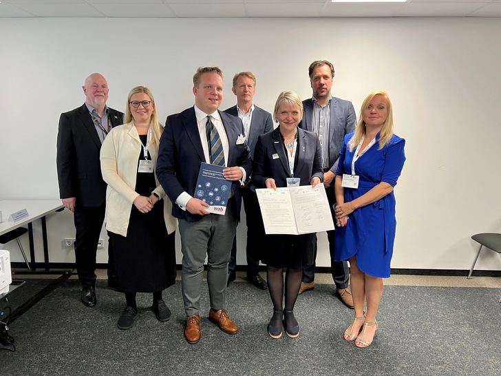 Internationale Organisationen wollen Lieferkettenengpässen gemeinsam begegnen: (von links nach rechts) Paul O'Brien (DeepWind), Melinda Skea (BNOW), Jakub Budzynski (PTMEW), Jon Dugstad (NORWEP), Heike Winkler (WAB), Eddie Doornbos (NNOW), Rebecca Verhaeghe (POM West Vlaanderen)