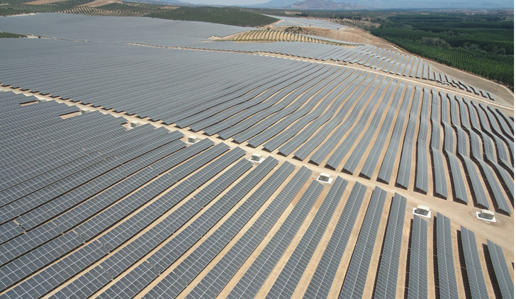 Fast unendliche Modulreihen: Der Solarpark Pinos Puente brigt es auf nahezu 150 Megawatt Leistung. - © VERBUND
