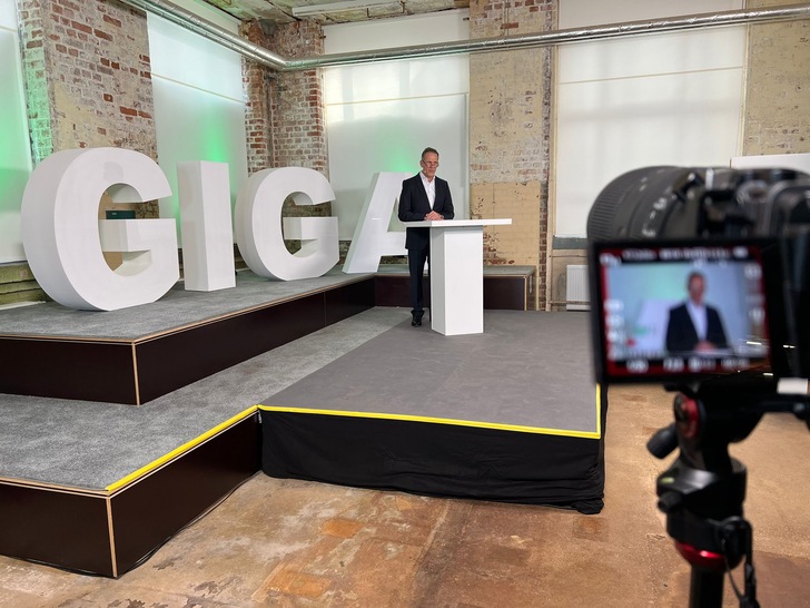 Leag-CEO Thorsten Kramer stellt adie GigawattFactory Lausitz vor.