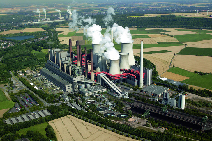 Das Kraftwerk Neurath darf trotz vorgezogenem Kohleausstieg vorerst weiterlaufen. - © RWE AG
