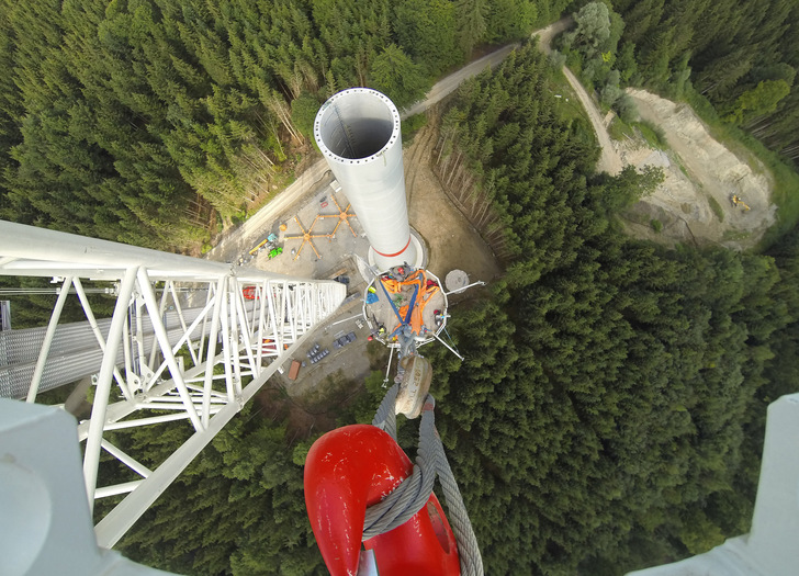 Hat Seltenheitswert in Bayern: die Errichtung einer Windenergieanlage, hier am Starnberger See - © Markus Pfeiffer
