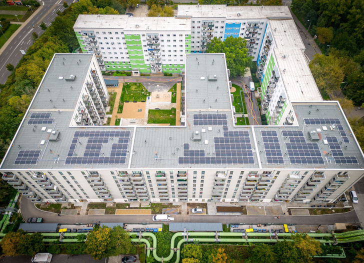 Auf dem Dach des Neubaus in Berlin Lichtenberg hätten noch mehr Module Platz gefunden. Doch ist es zu kompliziert, den zusätzlichen Strom in der Nachbarschaft zu vertreiben. - © Sven Bock
