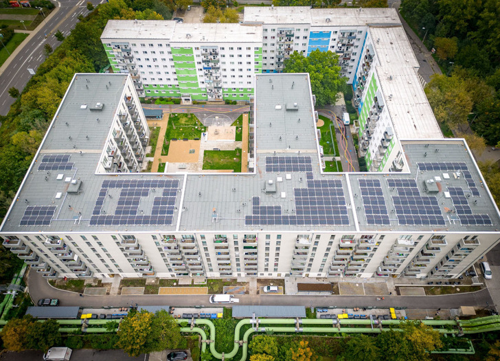 Auf dem Dach des Neubaus in Berlin Lichtenberg hätten noch mehr Module Platz gefunden. Doch ist es zu kompliziert, den zusätzlichen Strom in der Nachbarschaft zu vertreiben.