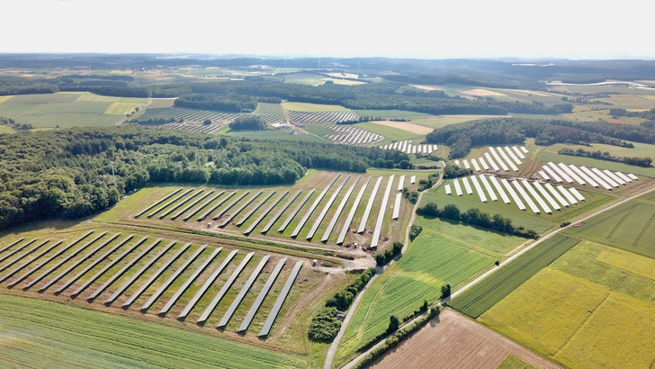 Einen großen Teil des Solarparks in Maßbach hat EnBW ohne Förderung gebaut. Er refinanziert sich über die PPA. - © EnBW
