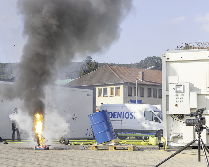 Dieses Bild mit dem Batteriemodul, das in Flammen aufgeht, ist bei Denios auf dem Betriebsgelände entstanden, als das Unternehmen eine 
Batterie testweise überladen hat. - © Foto: DENIOS
