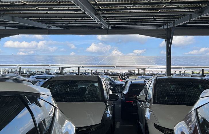 Damit die teure Ware nicht ungeschützt Wind und Wetter ausgesetzt ist, stehen die Autos auf dem Parkplatz von Mosolf in Zukunft unter einem Solardach. - © WI Enregy
