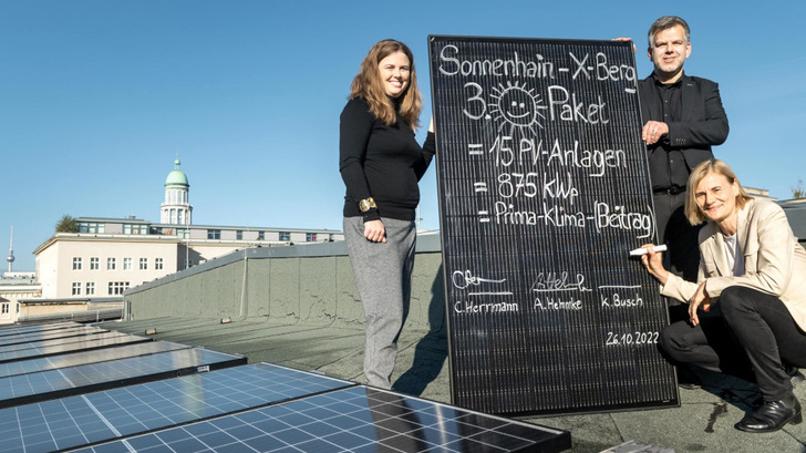 Bezirksbprgermeisterin Clara Herrmann (links) und Stadtwerke-Geschäftsführerin Kerstin Busch (rechts) präsentieren das dritte Solarpaket für Schulen in Friedrichshain-Kreuzberg.