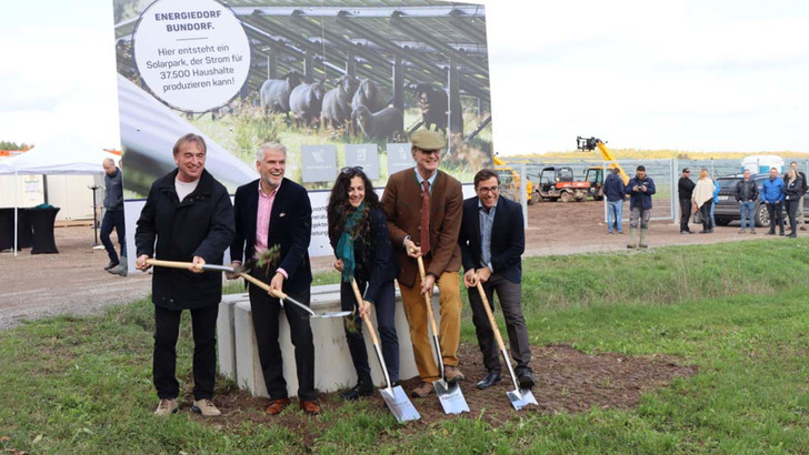 Der Spaten ist gestochen: In zehn Monaten soll hier in Bundorf ein riesiger Bürgersolarpark ans Netz gehen.
