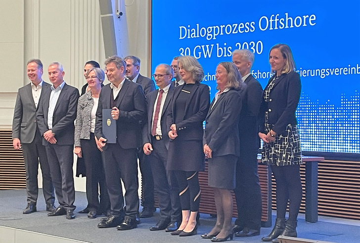 Offshore-Realisierungsvereinbarung der Nord-Bundesländer, der Netzbetreiber und des Bundeswirtschaftsministers Robert Habeck (Mitte) vom 3.11.2022. Sie aktualisiert eine frühere Vereinbarung in Bezug auf die neuen Ausbauziele im Offshore-Windkraft-Gesetzt WindSeeG.