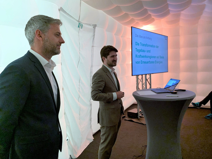 Fabian von Oesen (l.), Leiter des Bereichs Erneuerbare Energien bei der LEAG, und Dominique Guillou, Geschäftsführer EPNE, stellten den zahlreichen interessierten Zuhörer:innen ihre Pläne für die Lausitz vor.