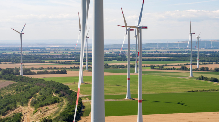 NRW-Windpark Königshovener Höhe am Rande eines rekultivierten ehemaligen Braunkohletagesbaus im Rheinland.  - © RWE
